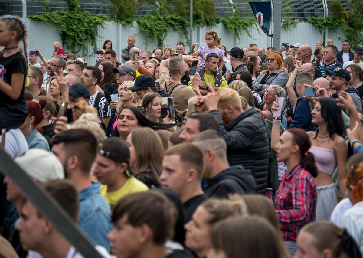 Kilka tysięcy osób pojawiło się pod sceną rozstawioną przed Stadionem Śląskim. Zagrali Zenon Martyniuk i Akcent, Boys, Skolim, Spontan oraz Menelaos. Działo się!