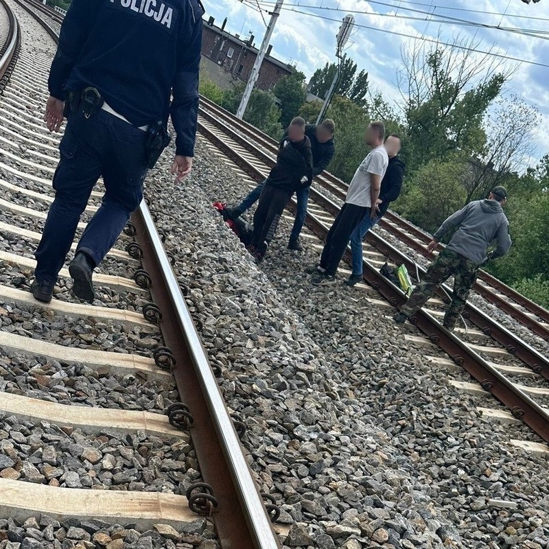 Złapani na gorącym uczynku! Niszczyli trakcję kolejową w Chorzowie – grozi im więzienie