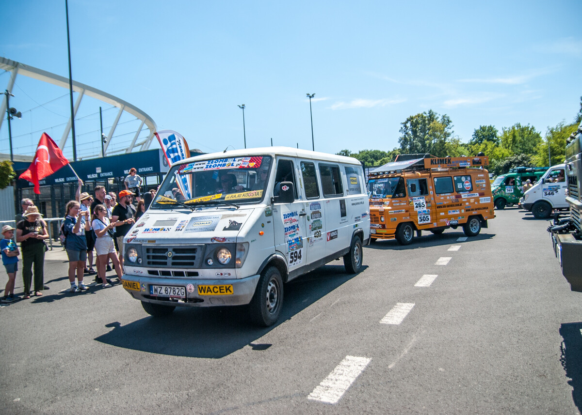 Spod Stadionu Śląskiego wystartował dziś 19. Złombol. Setki samochodów, tysiące uczestników, miliony darowizn. Działo się!