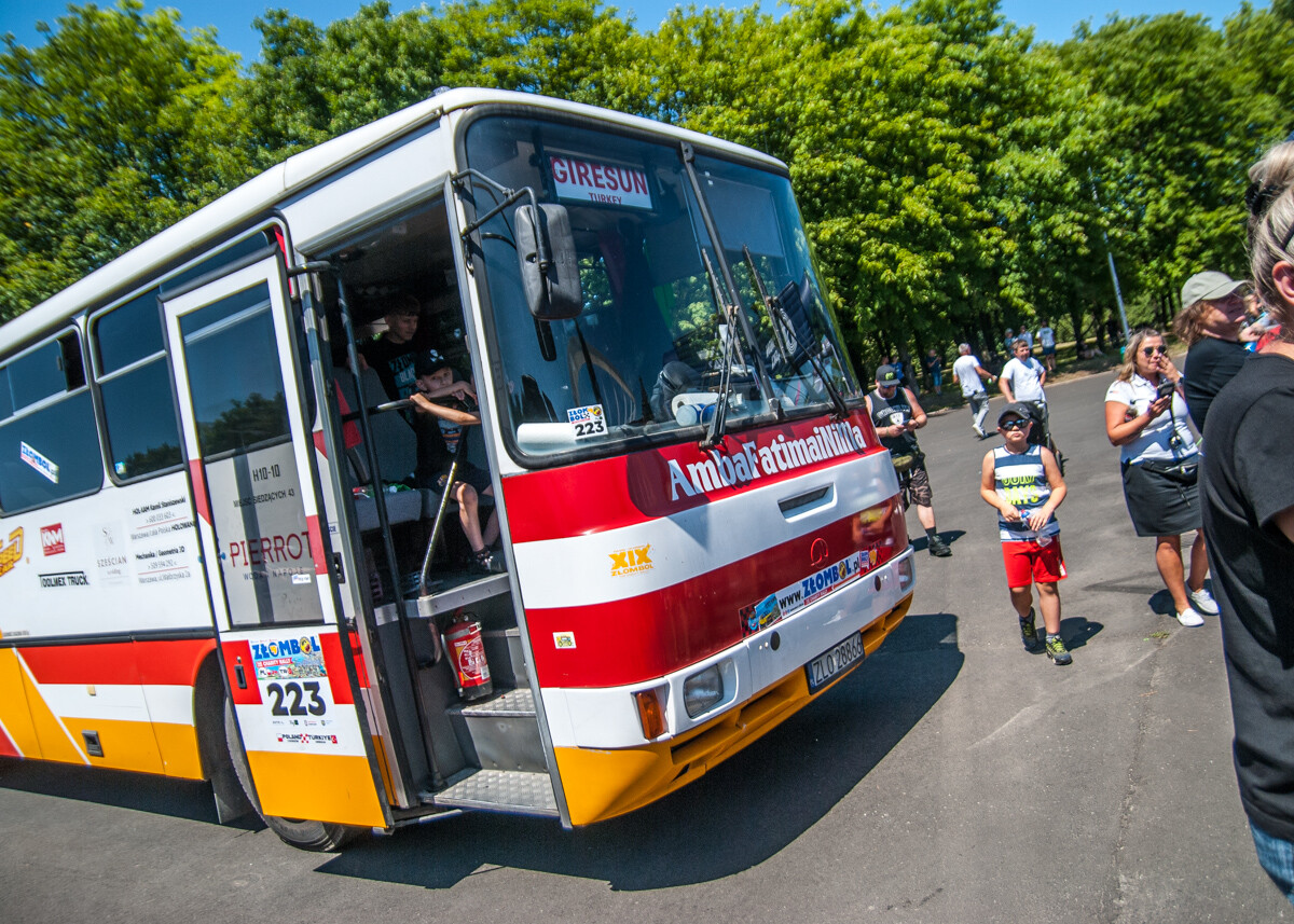 Spod Stadionu Śląskiego wystartował dziś 19. Złombol. Setki samochodów, tysiące uczestników, miliony darowizn. Działo się!