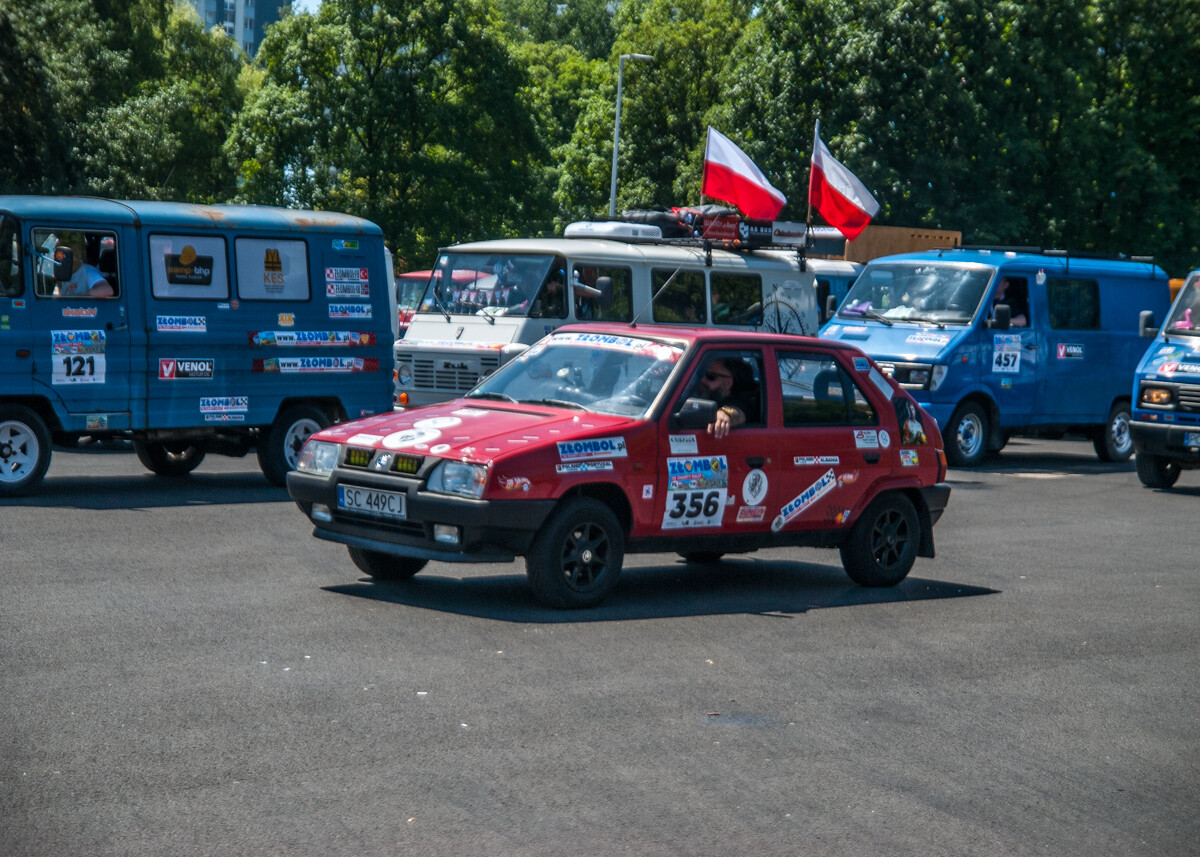 Spod Stadionu Śląskiego wystartował dziś 19. Złombol. Setki samochodów, tysiące uczestników, miliony darowizn. Działo się!