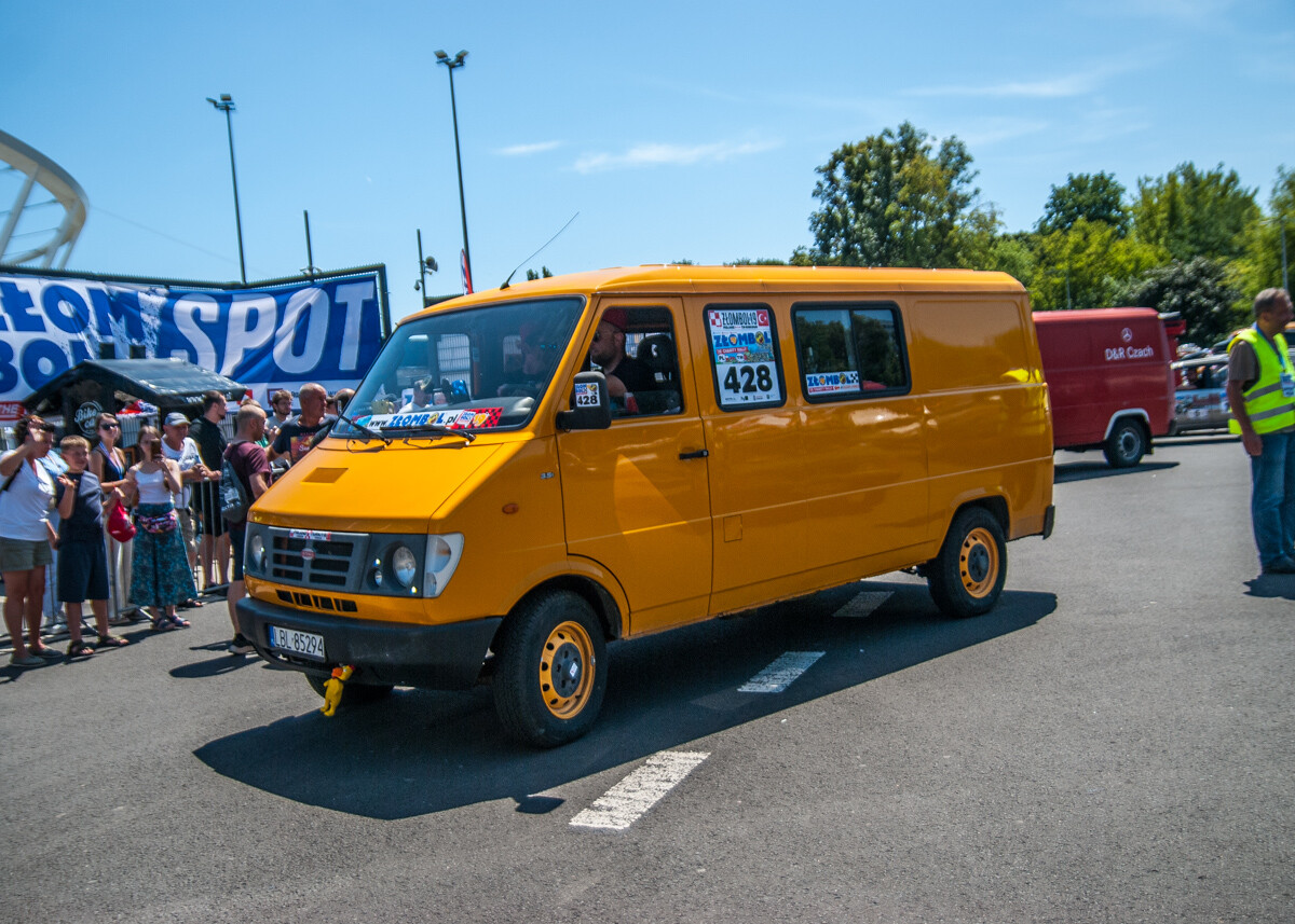 Spod Stadionu Śląskiego wystartował dziś 19. Złombol. Setki samochodów, tysiące uczestników, miliony darowizn. Działo się!