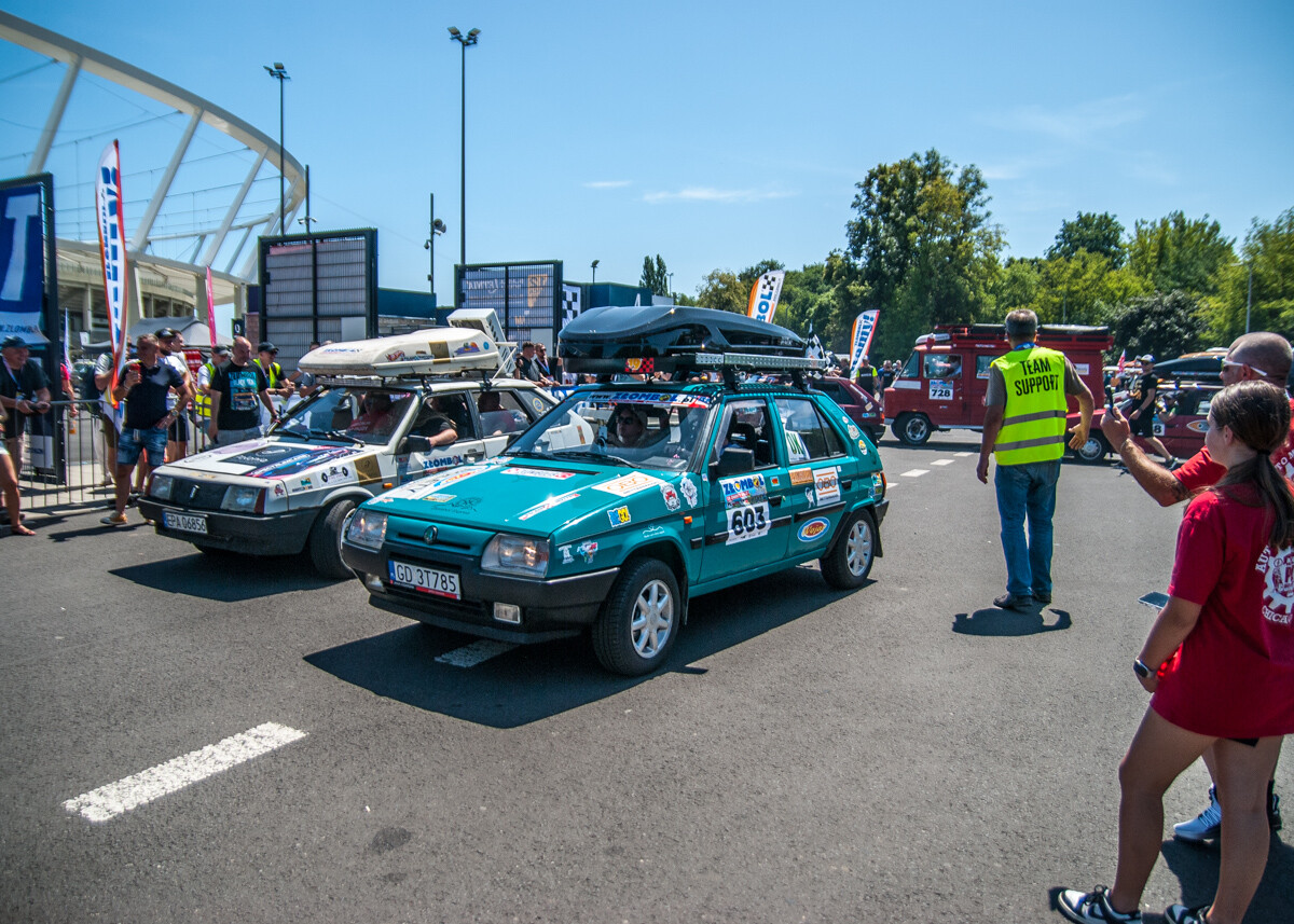 Spod Stadionu Śląskiego wystartował dziś 19. Złombol. Setki samochodów, tysiące uczestników, miliony darowizn. Działo się!