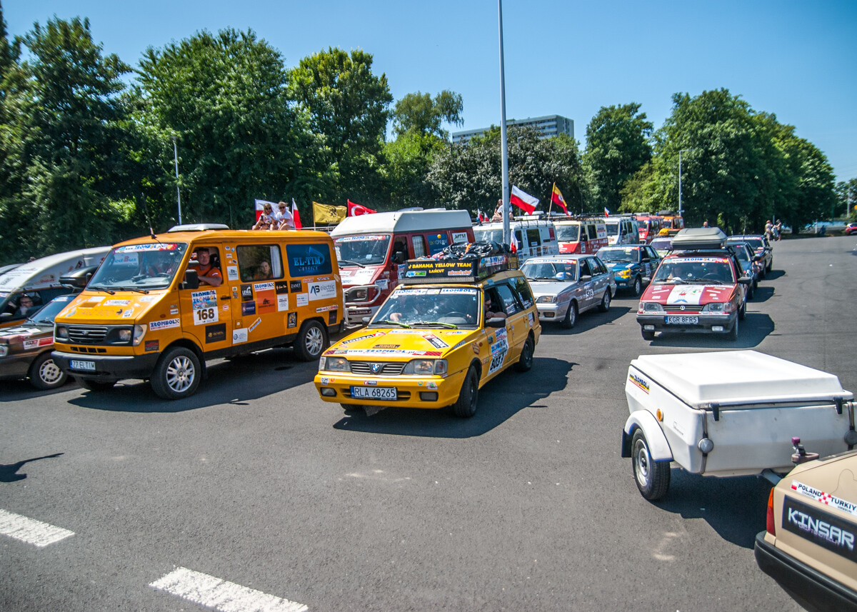Spod Stadionu Śląskiego wystartował dziś 19. Złombol. Setki samochodów, tysiące uczestników, miliony darowizn. Działo się!