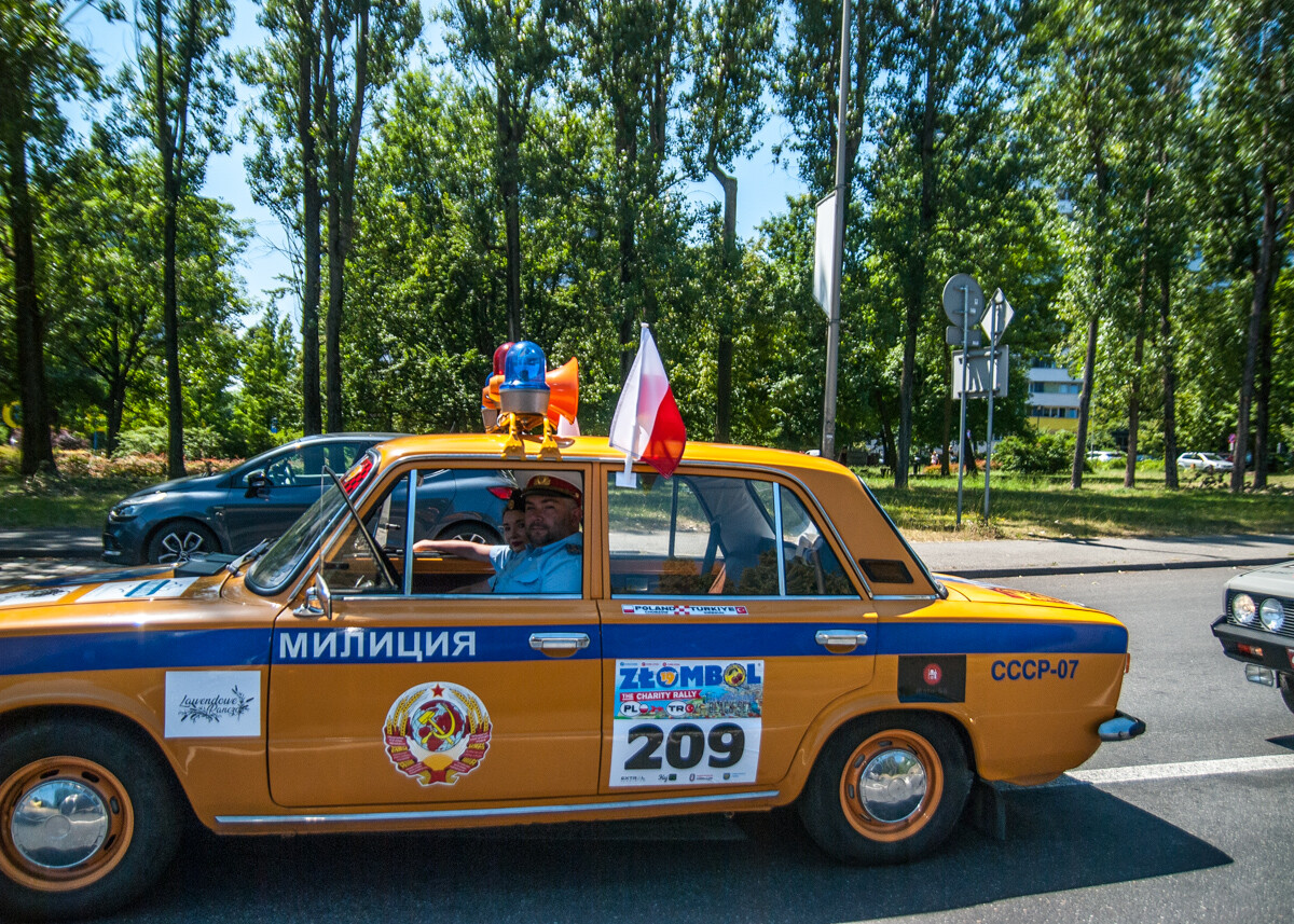 Spod Stadionu Śląskiego wystartował dziś 19. Złombol. Setki samochodów, tysiące uczestników, miliony darowizn. Działo się!