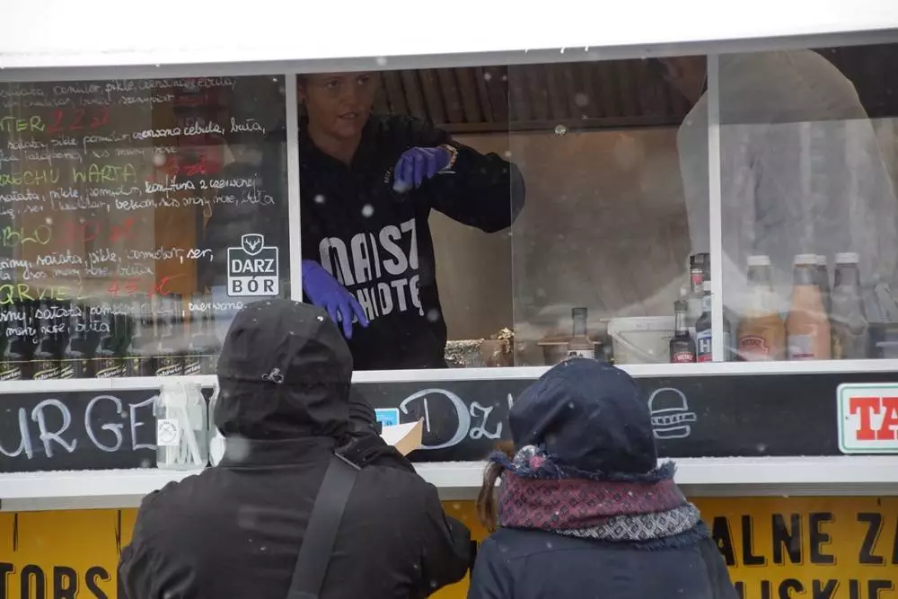 Pogoda w weekend niestety nie dopisała ale nie zniechęciło to prawdziwych fanów Food Trucków do przybycia na Stadion Śląski na pierwszy zlot w tym roku na śląsku.