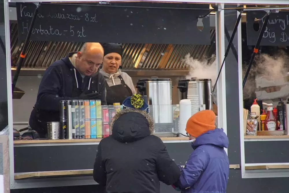 Pogoda w weekend niestety nie dopisała ale nie zniechęciło to prawdziwych fanów Food Trucków do przybycia na Stadion Śląski na pierwszy zlot w tym roku na śląsku.