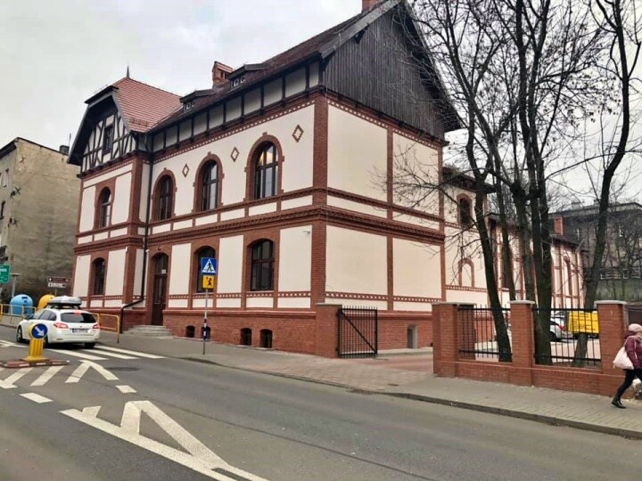 Podczas przebudowy zabytkowego gmachu przy ul. Dąbrowskiego 7 w Chorzowie zniszczono pamiątkowy kamień narożny. To dewastacja – twierdzi Henryk Mercik, Miejski Konserwator Zabytków.